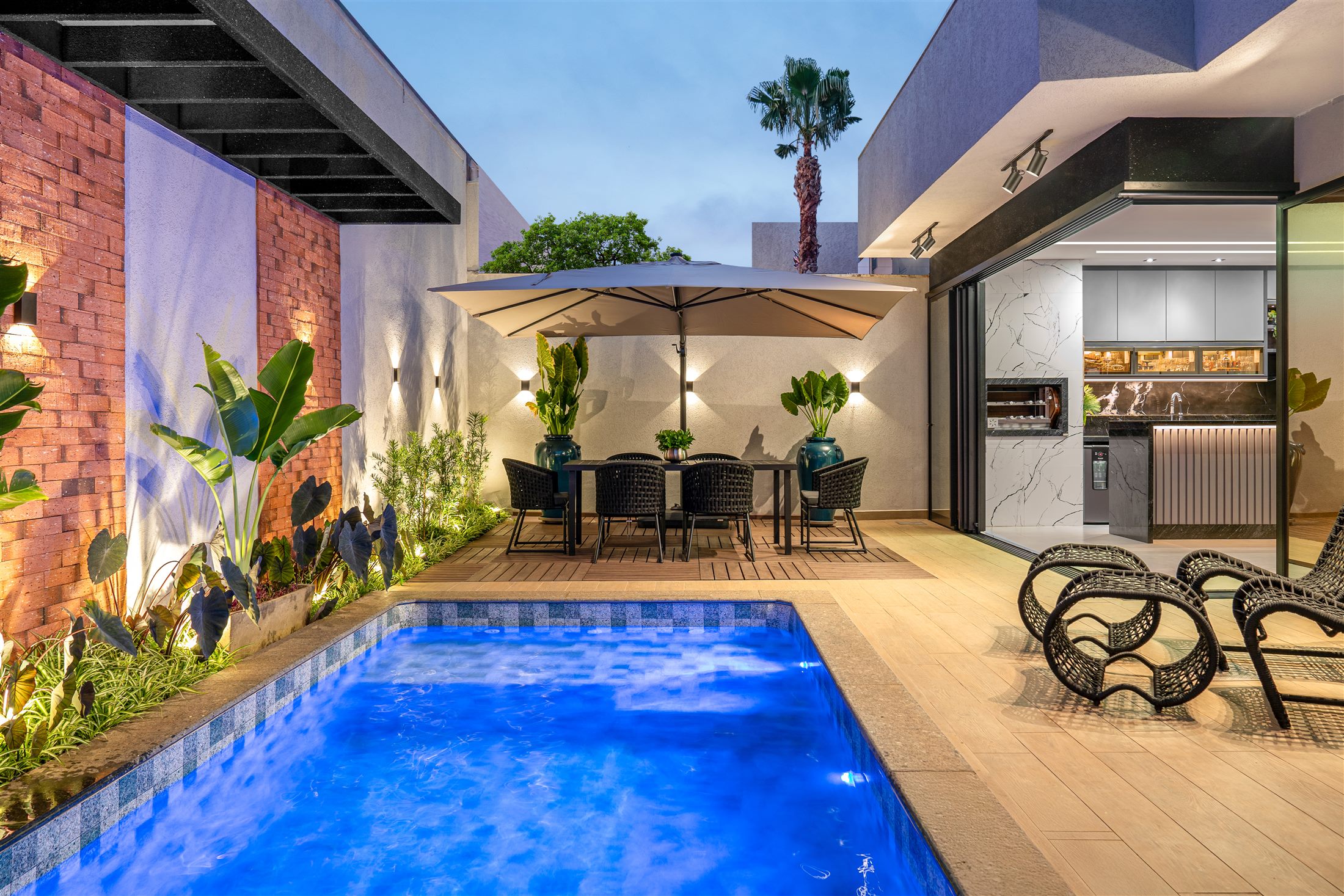 Área externa com piscina e espaço gourmet