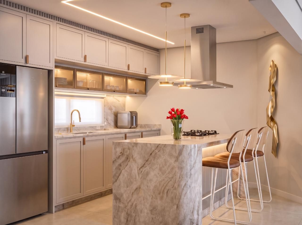 Cozinha clara com ilha em mármore