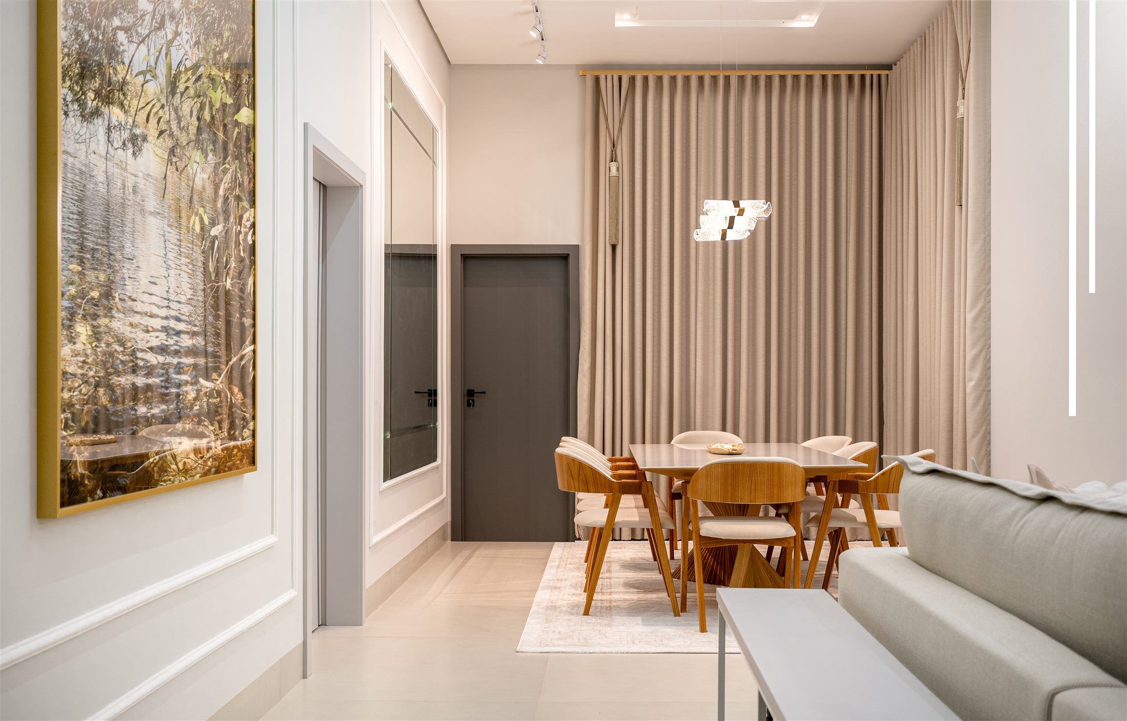Sala de jantar contemporânea em tons claros
